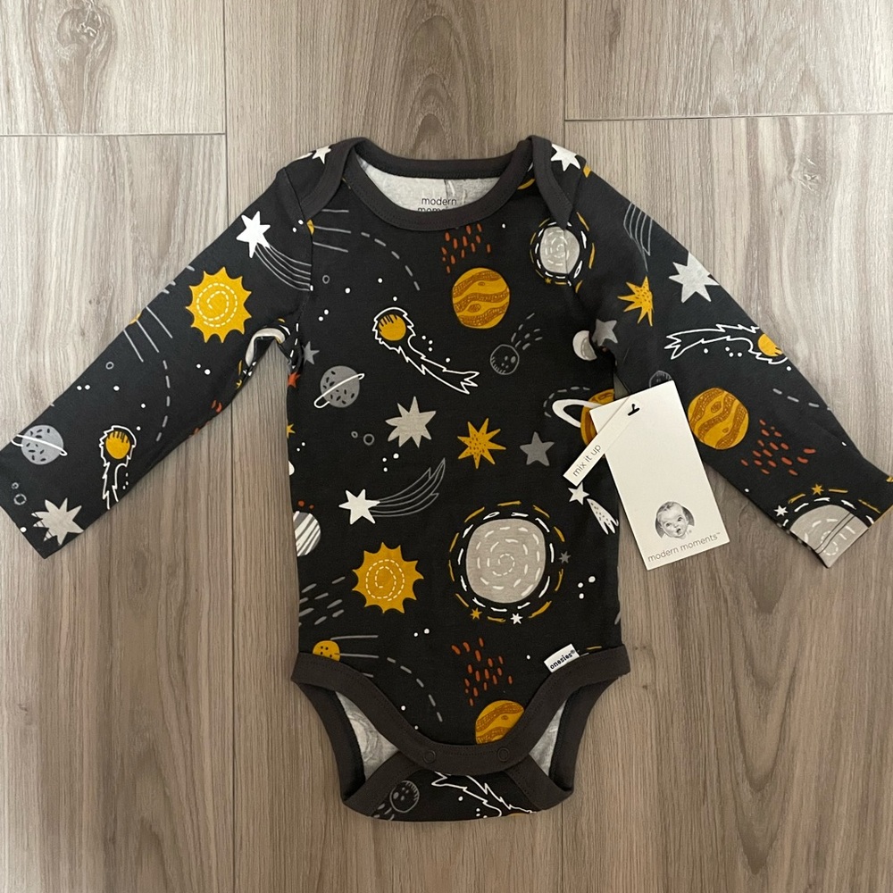 Gerber Modern moments onsie with long sleeves, NWT Size 6-9 months